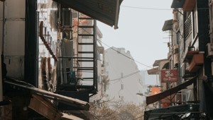 “Phố nghèo” đổi mình nhưng không thay áo