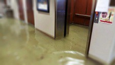 Khuyến cáo sử dụng thang máy mùa mưa bão