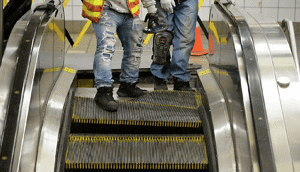 Kỹ thuật viên bị cắt đứt một phần cẳng tay khi kiểm tra thang cuốn