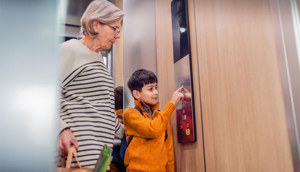 Đặc điểm của tai nạn thang máy liên quan đến người già và trẻ nhỏ