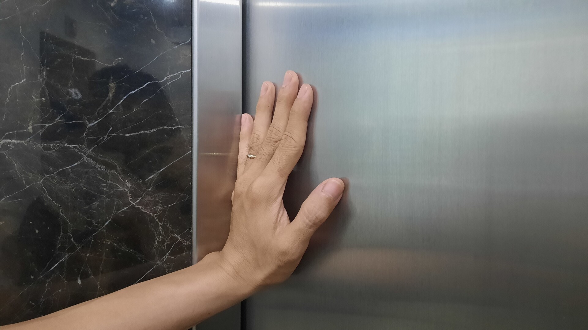 Khoảng cách giữa cánh cửa và khung cửa đạt quy chuẩn kỹ thuật cần dưới 6mm để phòng ngừa tai nạn kẹt tay, đặc biệt là tay trẻ em