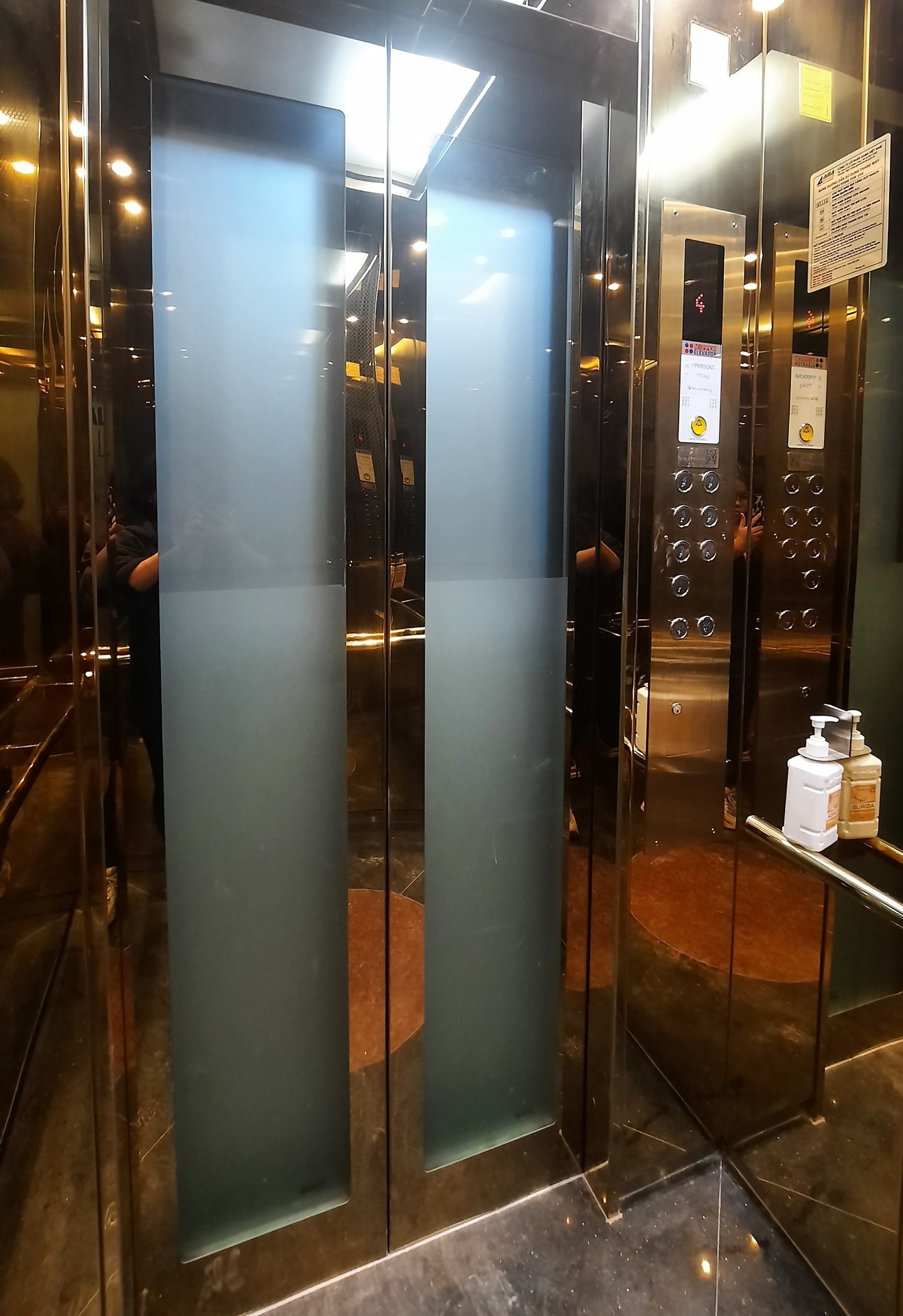 Cửa cabin thang máy bằng kính được làm mờ đục nhằm gia tăng an toàn cho người dùng