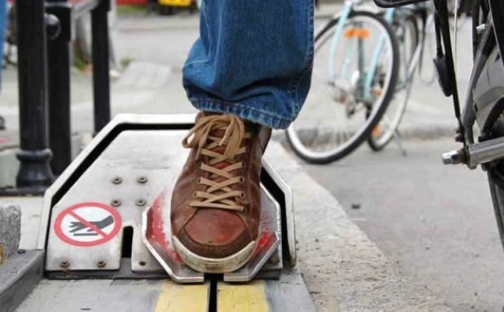 Cách đặt chân để hệ thống thang máy này đẩy cả người và xe lên dốc