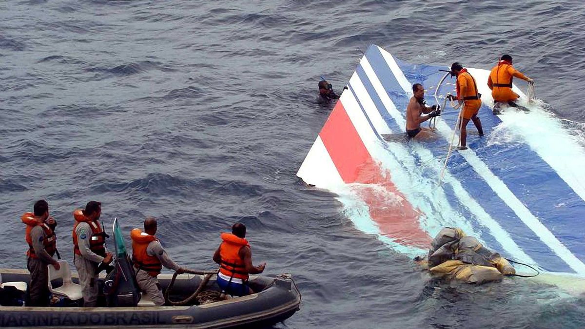 Quá trình trục vớt xác máy bay Airbus A330 sau thảm họa rơi xuống Đại Tây Dương