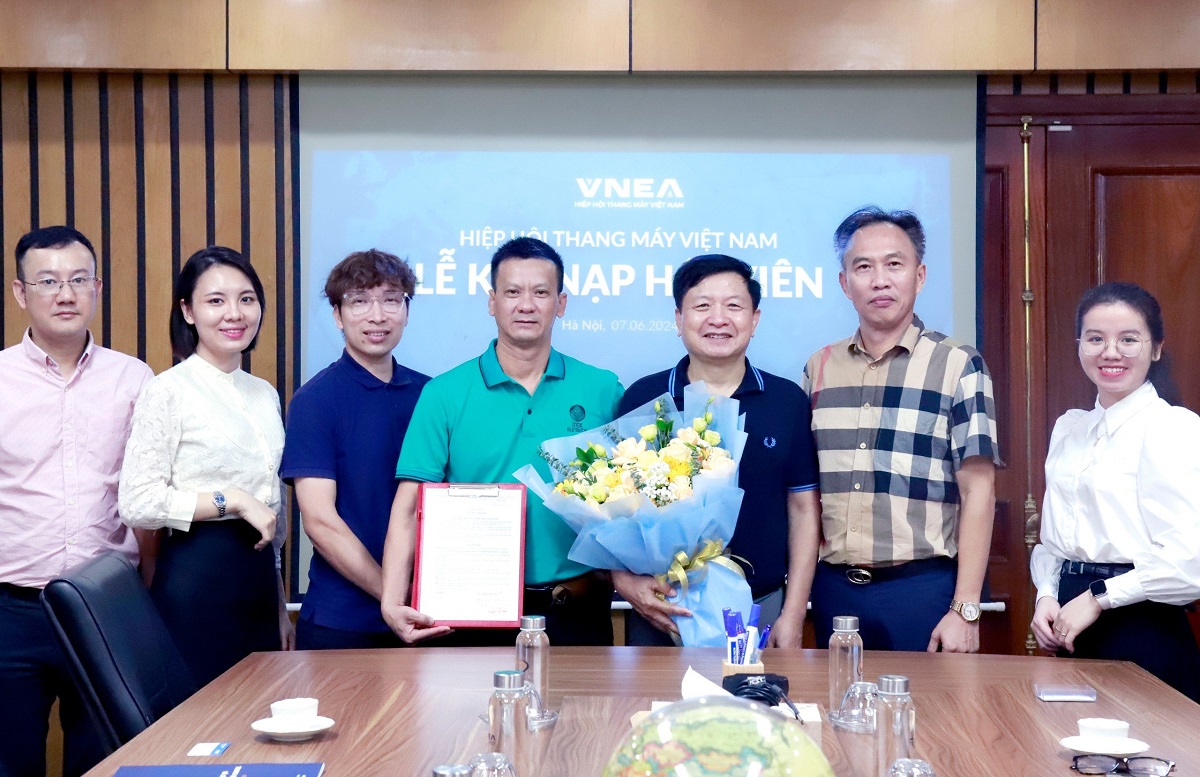 Representatives of VNEA and EMTC took commemorative photos together at induction ceremony