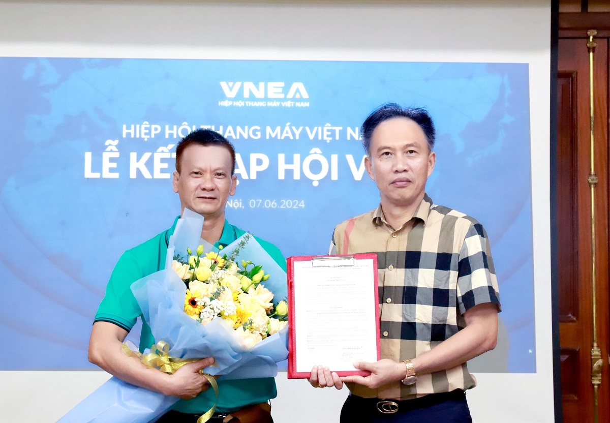 VNEA Chairman Nguyen Hai Duc presented the Decision on Membership Admission to the representative of EMTC.
