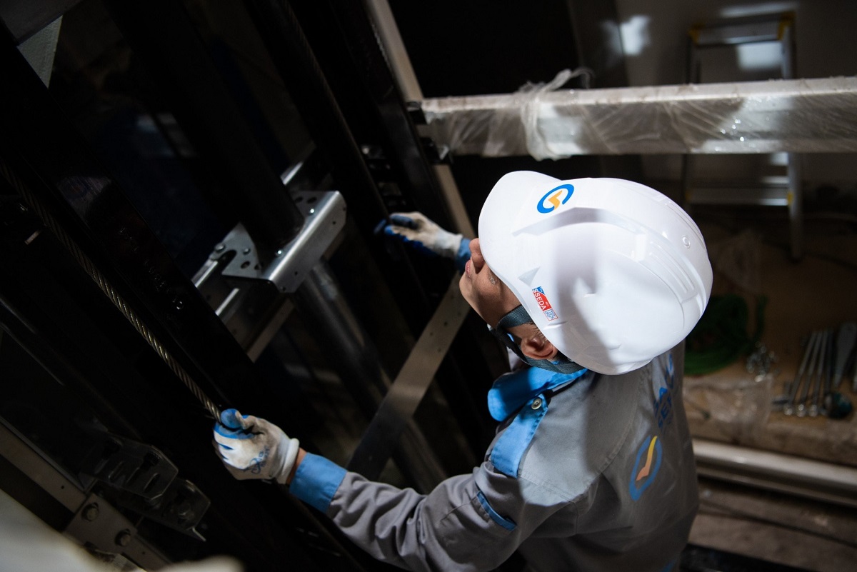 Điều kiện làm việc trong giếng thang kín, có độ cao lớn luôn tiềm ẩn nhiều nguy cơ nguy hiểm đối với kỹ thuật viên thang máy