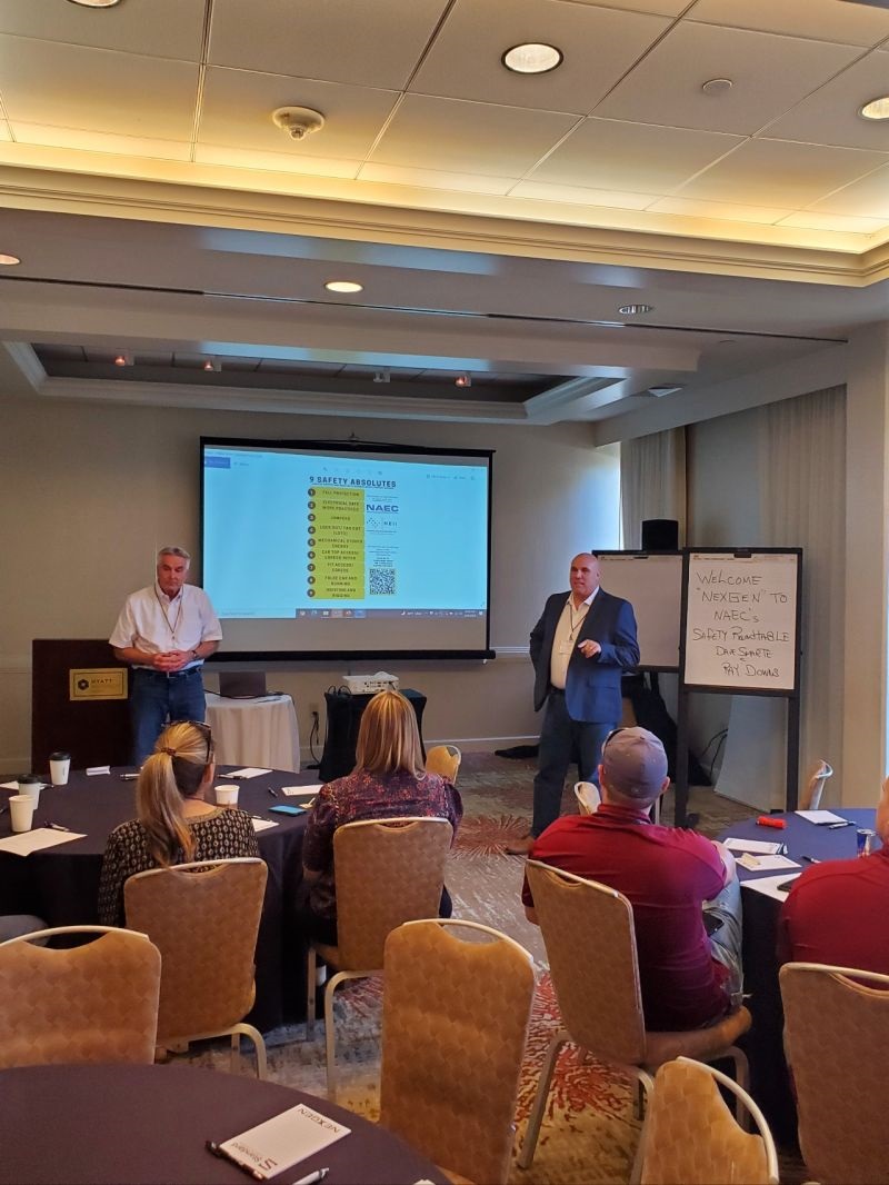 Chuyên gia an toàn Ray Downs (áo trắng) tại chương trình đào tạo về an toàn thang máy