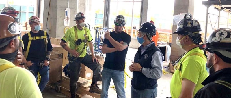 Chuyên gia giám sát an toàn làm việc tại công trình cùng các đồng nghiệp lắp đặt thang máy trao đổi, lên kế hoạch dự phòng rủi ro,... nhằm đảm bảo các điều kiện an toàn xuyên suốt quá trình làm việc