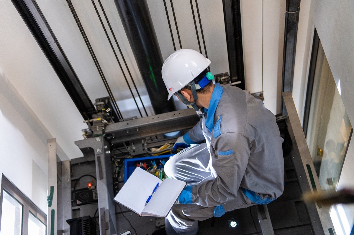 Người giám sát an toàn cũng là người kiểm soát chất lượng (Quality Control) sau khi thang máy được lắp đặt và theo hợp đồng bảo trì, hợp đồng dịch vụ