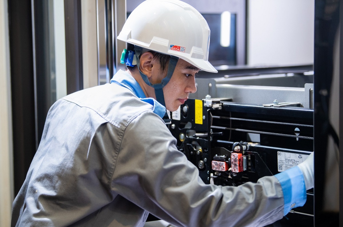 Không gian làm việc chật hẹp nóng bức, những giọt mồ hôi nơi công trình…