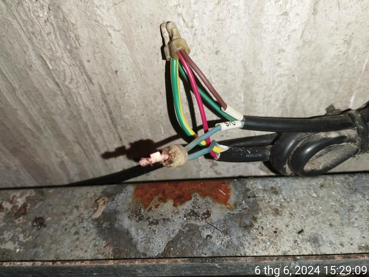 Khi nước mưa xâm nhập vị trí dây điện tại đầu cửa tầng làm chập tín hiệu an toàn cửa, dẫn đến nhảy aptomat