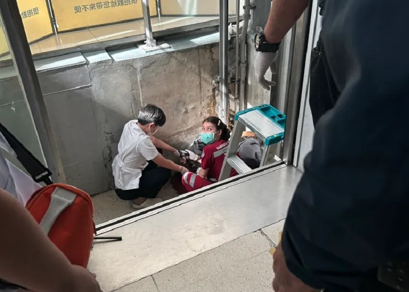 Các nhân viên y tế làm việc tại hố thang máy ở nhà ga khởi hành của Sân bay quốc tế Suvarnabhumi ở Bangkok sau khi tai nạn xảy ra