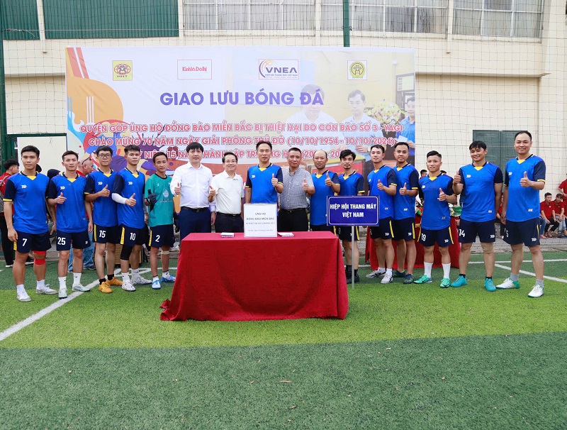 Chủ tịch VNEA (áo xanh chính giữa) cùng đại diện các doanh nghiệp thang máy chụp ảnh cùng đội bóng VNEA