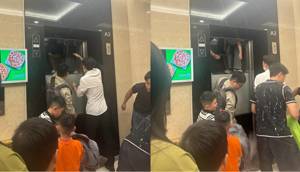 Thang máy gặp sự cố, nhân viên cứu hộ loay hoay, đẩy cư dân vào thế nguy hiểm