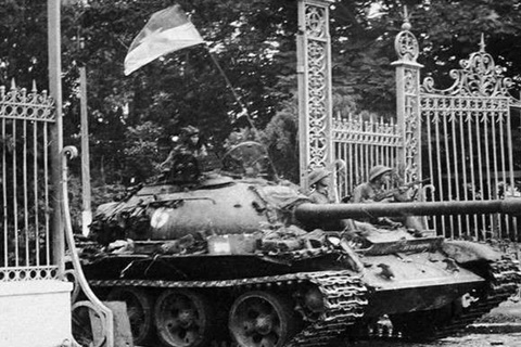 Buổi trưa 30/4/1975 tại Dinh Độc Lập