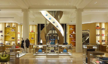 ‘Độc lạ’ thang máy kính xoay tròn tại Louis Vuitton ‘Độc lạ’ thang máy kính xoay tròn tại Louis Vuitton