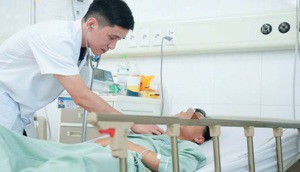 Bị thang máy kẹp cổ, nam sinh suýt tử vong