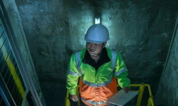 Người giữ nhịp thang đời