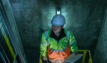 Người giữ nhịp thang đời