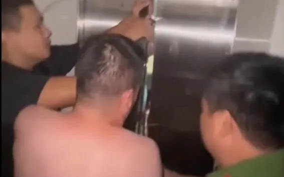 Giai-cuu-co-gai-mac-ket-trong-thang-may-ngap-nuoc