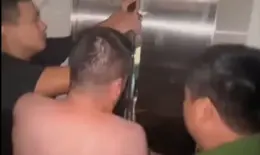 Hanoi: Rescue of a girl trapped in a flooded elevator in a building basement