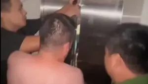 Hanoi: Rescue of a girl trapped in a flooded elevator in a building basement