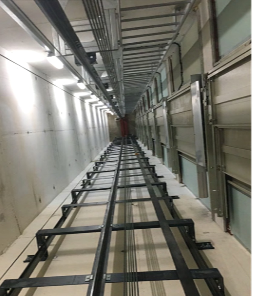 Giếng thang máy chữa cháy được trang bị thang cứu hộ dọc giếng thang theo tiêu chuẩn cũ.