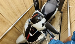 Hanoi flooded, residents 'carry' motorbikes in a uniquely unconventional manner. Hanoi flooded, residents 'carry' motorbikes in a uniquely unconventional manner.