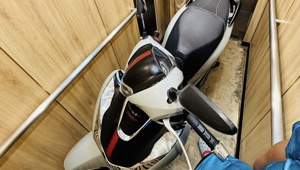 Hanoi flooded, residents 'carry' motorbikes in a uniquely unconventional manner. Hanoi flooded, residents 'carry' motorbikes in a uniquely unconventional manner.