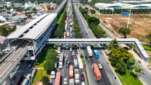 Ho Chi Minh City spends over 53 billion VND to install 8 elevators and other components at 7 pedestrian bridges along the Ben Thanh - Suoi Tien metro line.