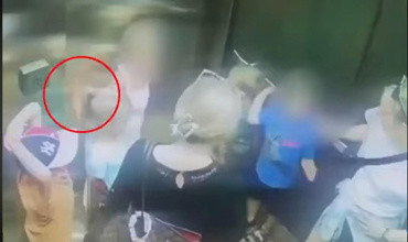 Tai nạn thang máy: bé gái 5 tuổi bị kẹt tay vào cửa cabin và khung bao cabin thang máy