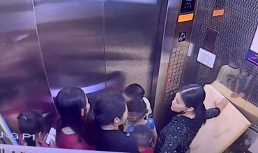Một bé trai bị kẹt tay vào khe cửa thang máy ở chung cư Hà Nội