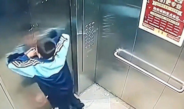 Kẹt thang máy, bé trai dùng tay không mở cửa