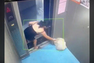 Người phụ nữ Trung Quốc bỏ rác, đổ nước bẩn vào thang máy