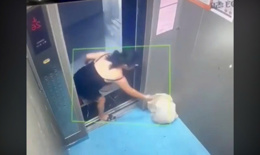 The Chinese woman discards trash and pours dirty water into the elevator. The Chinese woman discards trash and pours dirty water into the elevator.