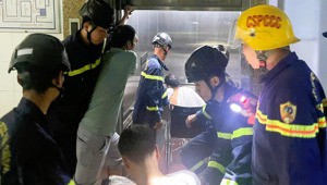 Đà Nẵng: Giải cứu thành công bệnh nhân kẹt thang máy lúc nửa đêm Đà Nẵng: Giải cứu thành công bệnh nhân kẹt thang máy lúc nửa đêm