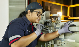 Người trẻ Singapore ngày càng chuộng làm kỹ thuật viên thang máy