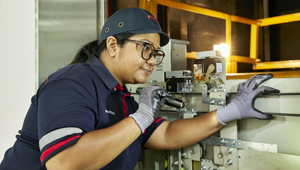 Người trẻ Singapore ngày càng chuộng làm kỹ thuật viên thang máy
