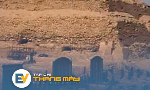 Were the Egyptian pyramids built using hydraulic lifts? Were the Egyptian pyramids built using hydraulic lifts?