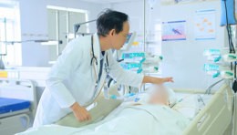 Trapped by the elevator door around the neck, a worker is in critical condition