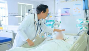 Bị cửa thang máy kẹp chặt vùng cổ, nam công nhân nguy kịch