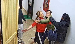 Hà Nội: Phản ánh hành vi bất thường trong thang máy, một nữ cư dân bị hành hung