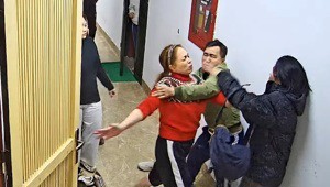 Hà Nội: Phản ánh hành vi bất thường trong thang máy, một nữ cư dân bị hành hung