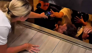 Rùng mình cảnh thoát thân khỏi thang máy 'treo lơ lửng' giữa tầng Rùng mình cảnh thoát thân khỏi thang máy 'treo lơ lửng' giữa tầng