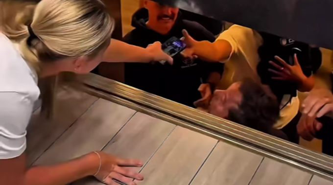 Rùng mình cảnh thoát thân khỏi thang máy 'treo lơ lửng' giữa tầng Rùng mình cảnh thoát thân khỏi thang máy 'treo lơ lửng' giữa tầng