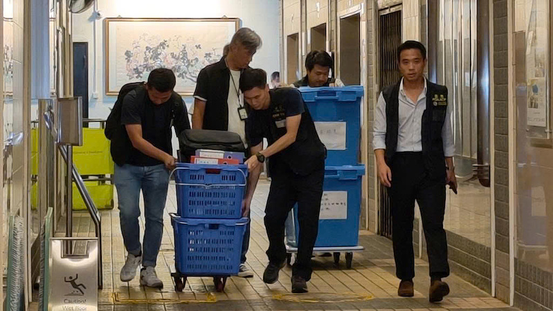 Cảnh sát Hồng Kông thu giữ nhiều tài liệu của Công ty Thang máy Taizoom để phục vụ điều tra. Cảnh sát Hồng Kông thu giữ nhiều tài liệu của Công ty Thang máy Taizoom để phục vụ điều tra.