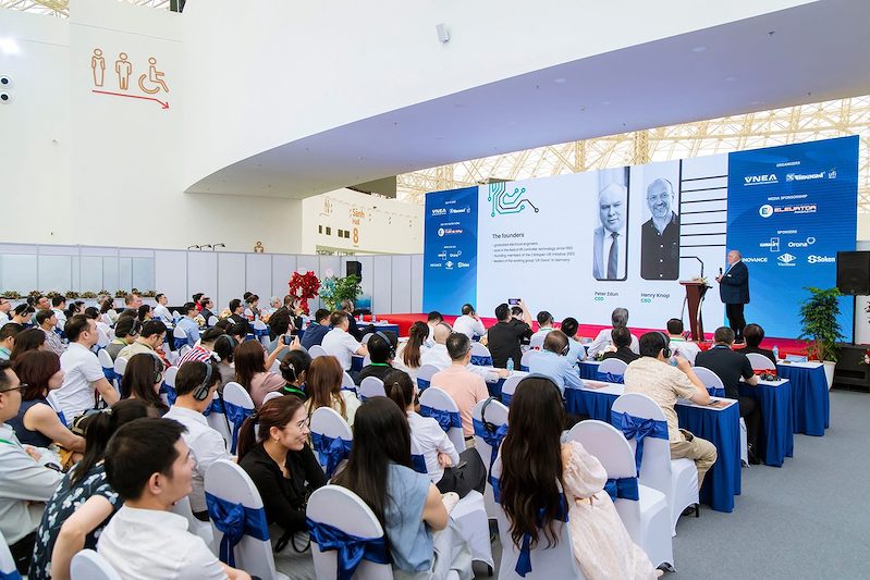 Ông Peter Zdun – Giám đốc điều hành INTEC và ông Dennis Li – Giám đốc Sản phẩm Cấp cao thị trường quốc tế của Monarch (thuộc Inovance) trình bày tham luận tại phiên “Ứng dụng công nghệ vào thang máy”. Ông Peter Zdun – Giám đốc điều hành INTEC và ông Dennis Li – Giám đốc Sản phẩm Cấp cao thị trường quốc tế của Monarch (thuộc Inovance) trình bày tham luận tại phiên “Ứng dụng công nghệ vào thang máy”.