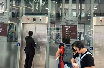 Hồng Kông: Sụt áp đột ngột gây 179 vụ kẹt thang máy