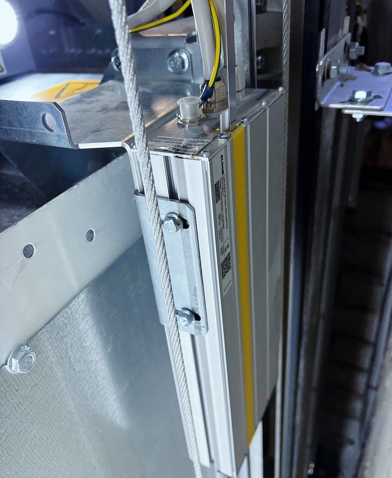 Thiết bị băng từ có thể hoạt động chính xác, ổn định trong môi trường khói, bụi bẩn, độ ẩm cao, đáp ứng hệ thống thang máy có tốc độ lên tới 18 m/s và hành trình tối đa 1.500 m. Thiết bị băng từ có thể hoạt động chính xác, ổn định trong môi trường khói, bụi bẩn, độ ẩm cao, đáp ứng hệ thống thang máy có tốc độ lên tới 18 m/s và hành trình tối đa 1.500 m.